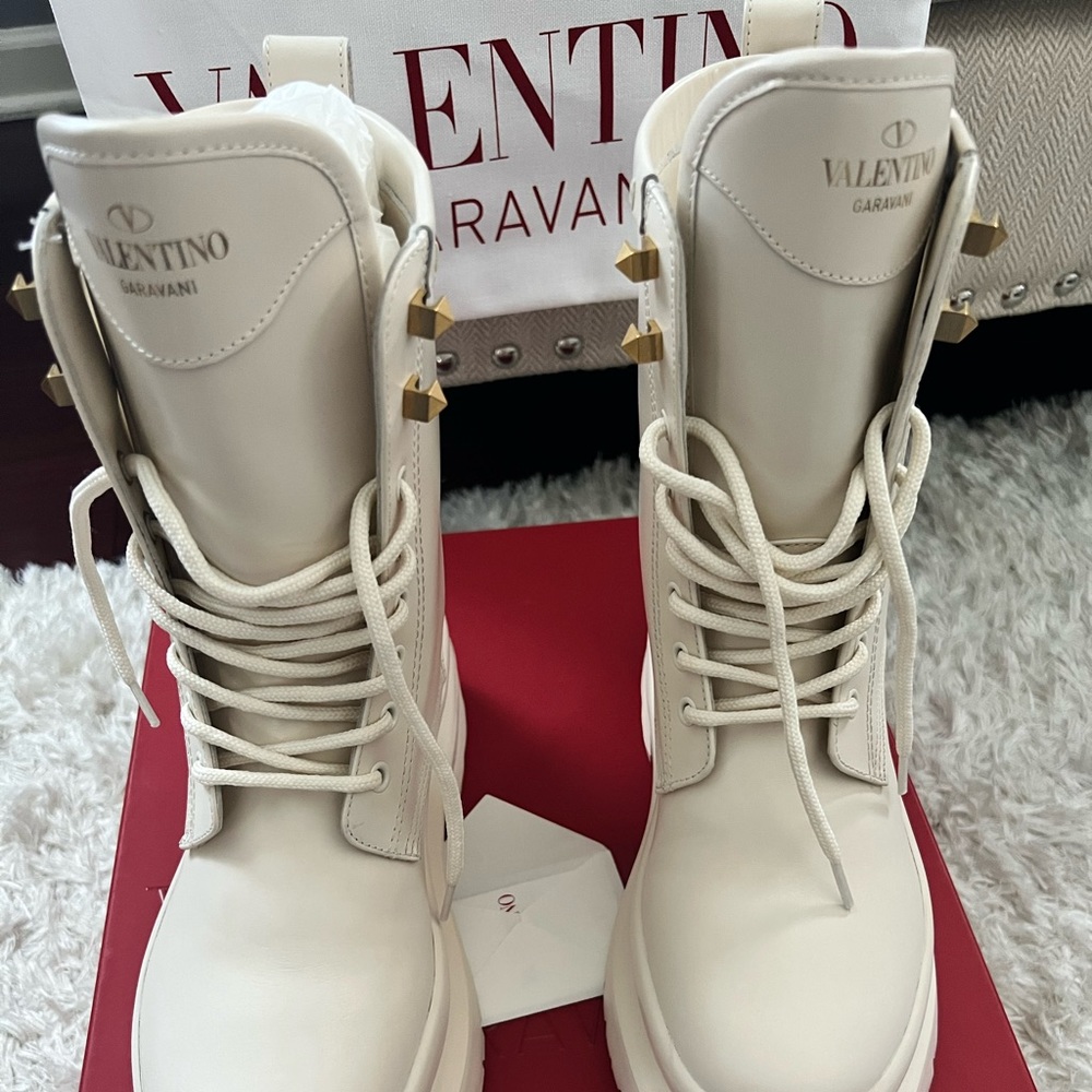Brand new Valentino Garavani Roman Stud Combat Boots 8.5 light ivory 2022